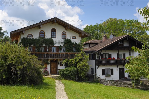 Building and path on Fraueninsel