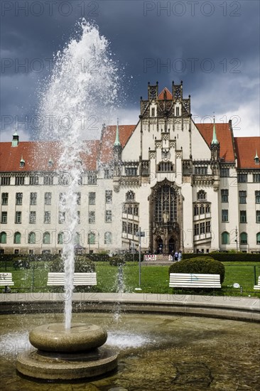 Fountain in front of Wedding District Court