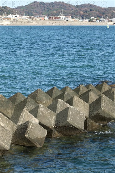 Betonwuerfel als Buhnen im Meer