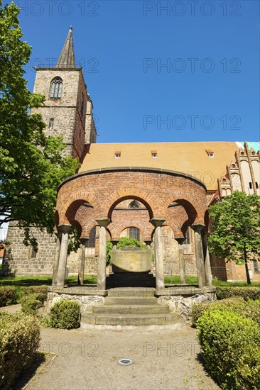 Soldier's memorial in front of the town church St. Nikolai