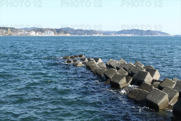 Betonwuerfel als Buhnen im Meer