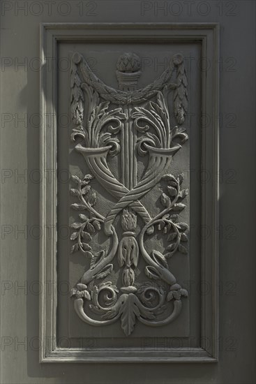 Floral carving element of the entrance door of the synagogue