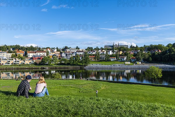 Couple sitting on the shores of the Nidelva
