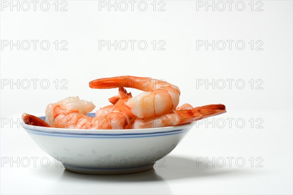Cooked prawns in small bowls