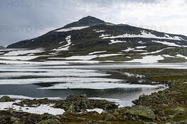 Mountain lake in the Aurland platteau