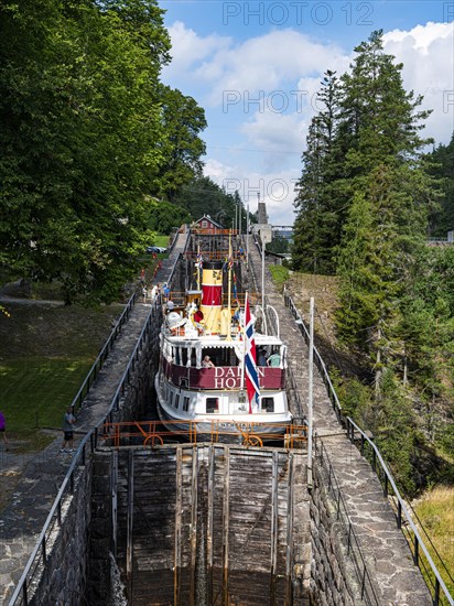 Tourist boat in the Vrangfoss locks