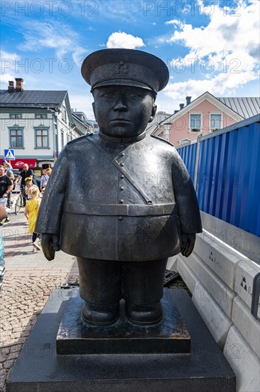 Toripolliisi poilice man statue