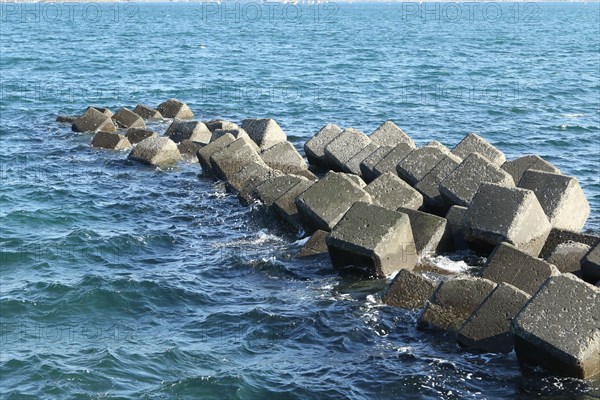 Betonwuerfel als Buhnen im Meer