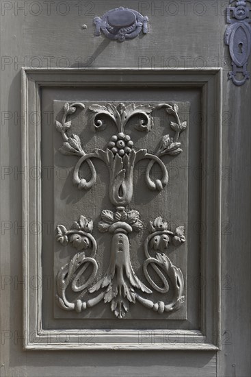 Floral carving element on the entrance door of the synagogue since 2008