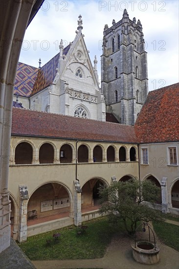 Kreizgang 1. monastery and church