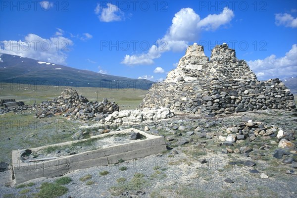 Holdbai clan's deserted cemetery