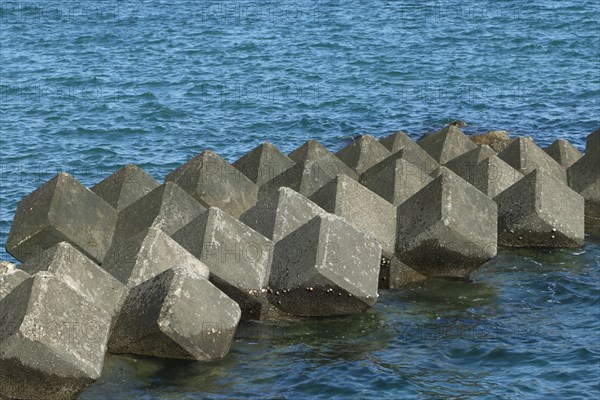 Betonwuerfel als Buhnen im Meer