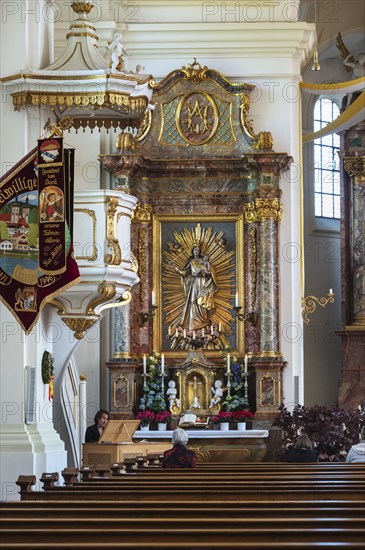 Side altar and pulpit