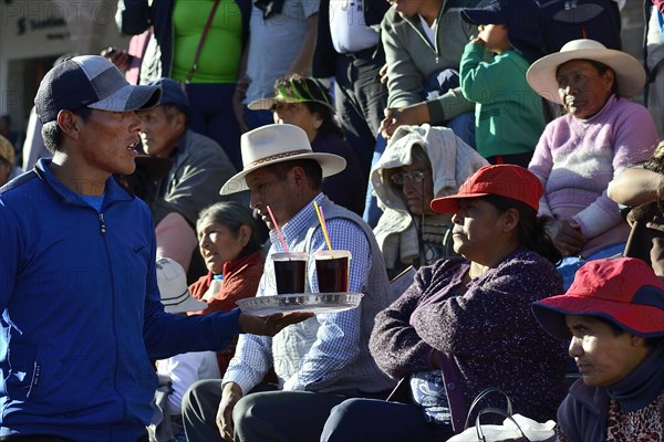 Drink vendors and spectators at the parade on the eve of Inti Raymi