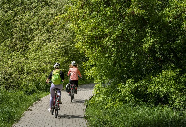 Girlfriends on a bike ride in the north of Berlin