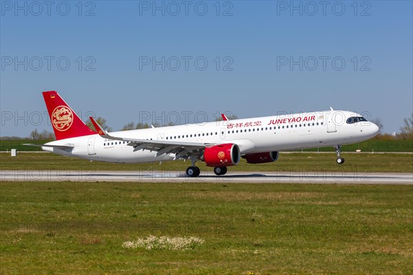 An Airbus A321neo of Juneyao Air with the registration D-AZAU at Hamburg Finkenwerder Airport