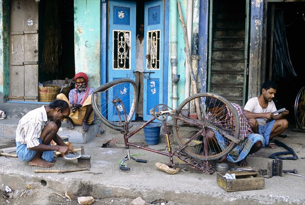 BiCycle-Reparaturwerkstatt in einer Plattform in Chennai