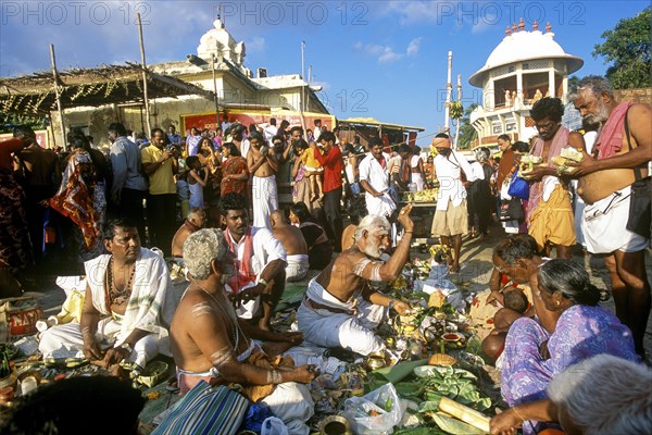 Rituale in Agni Tirtha waehrend des Thai Amavasa Day