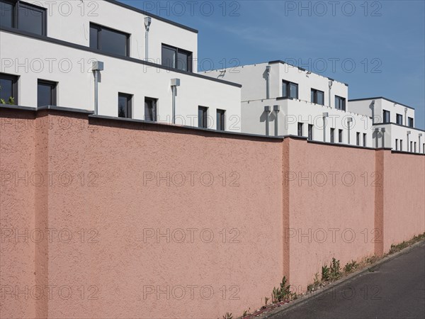 Townhouses with closed wall