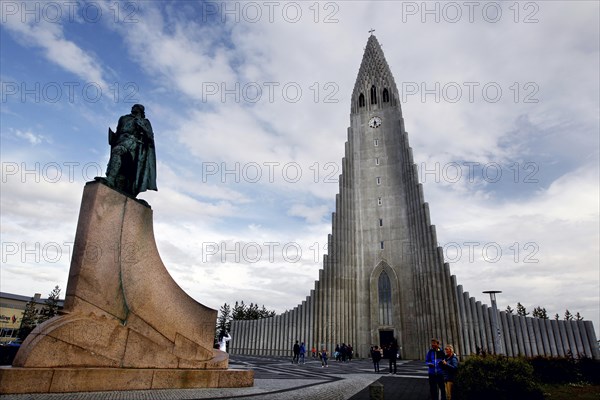 Hallgrimskirkja on city