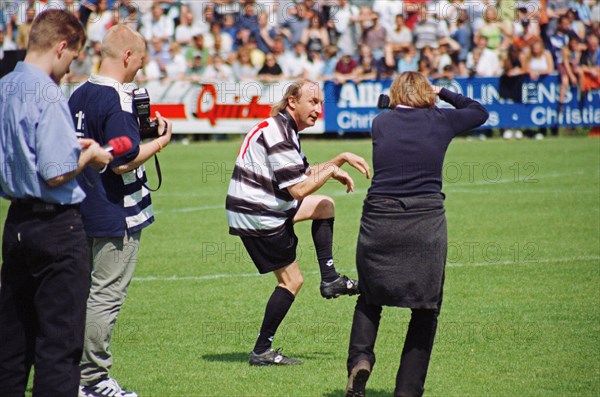 Comedian Otto Waalkes presents one of his gags