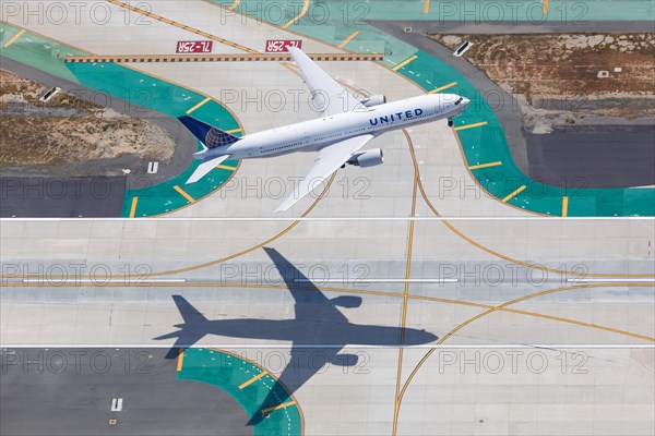 A United Airlines Boeing 777-200 with the registration N775UA takes off from Los Angeles Airport