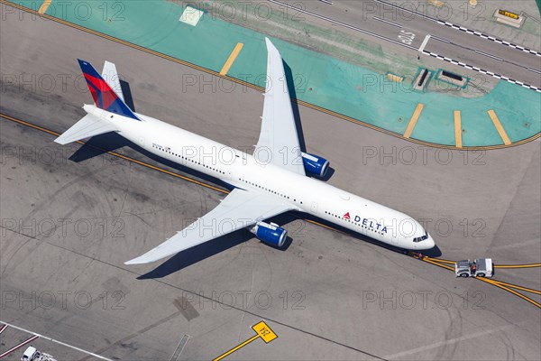 A Boeing 767-400ER of Delta Air Lines with the registration N825MH at Los Angeles Airport