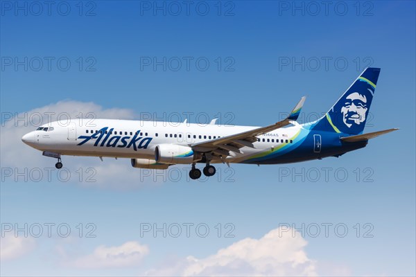 An Alaska Airlines Boeing 737-800 aircraft with registration number N566AS lands at Los Angeles Airport