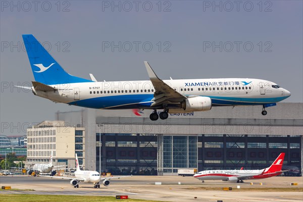 A Boeing 737-800 of Xiamenair with registration number B-5707 at Shanghai Hongqiao Airport