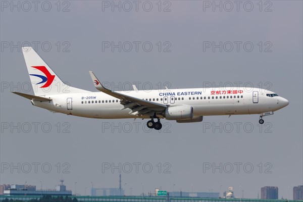 A China Eastern Airlines Boeing 737-800 with registration number B-205W at Shanghai Hongqiao Airport