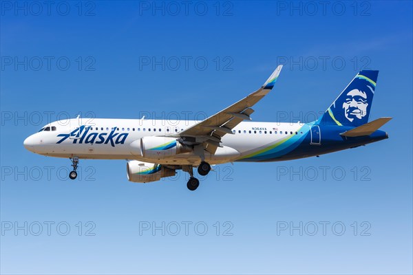 An Alaska Airlines Airbus A320 aircraft with registration number N364VA lands at Los Angeles Airport