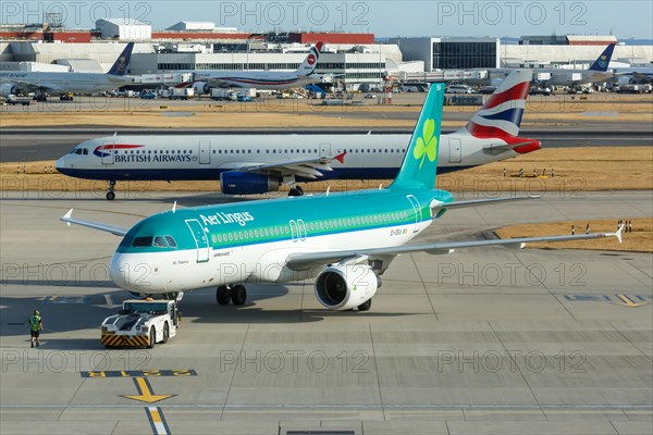 An Aer Lingus Airbus A320 with the registration EI-DEA at London Airport