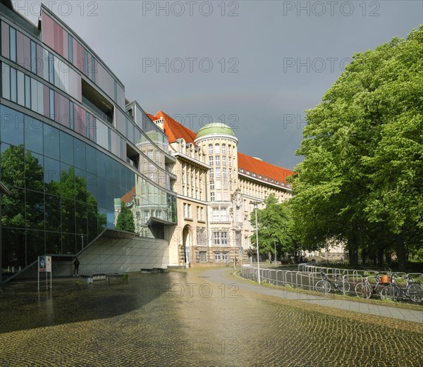 Founding building from 1914 and extension