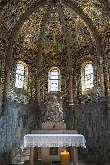 Side altar with pieta