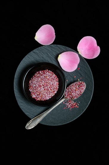 Rose salt in bowl and spoon
