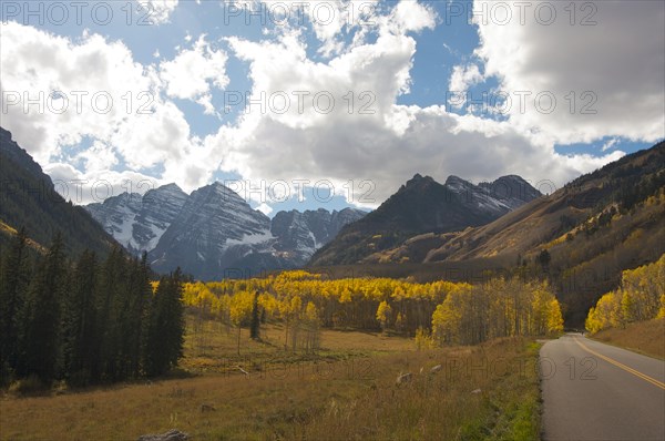 Road to maroon bells and maroon lake in aspen colorado