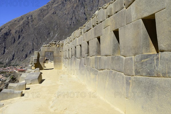 Gate and wall with niches in the Inca ruins