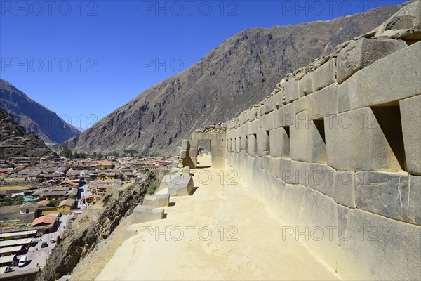 Gate and wall with niches in the Inca ruins