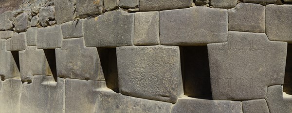 Gate and wall with niches in the Inca ruins