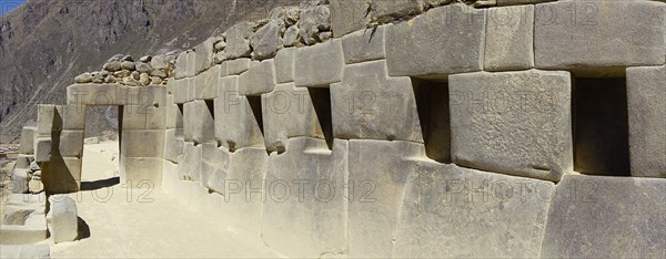 Gate and wall with niches in the Inca ruins