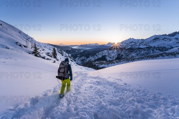 Ski tourers on the way to the Alpspitze