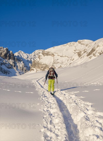 Ski tourers on the way to the Alpspitze