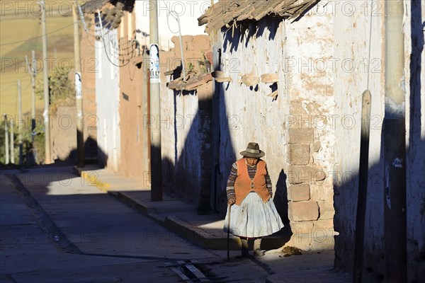 Old indigenous woman with hat in the small village of Maras