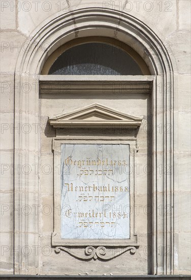 Information board on the facade of the present synagogue