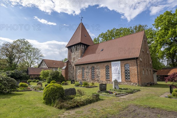 Lutheran church and cemetery in the Rundlingsdorf Satemin