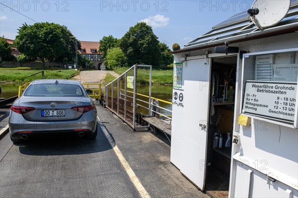 Yaw rope ferry across Weser