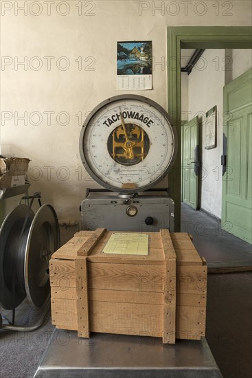 Scales for shipping crates in the valve factory