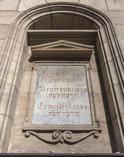 Information board on the facade of the present synagogue