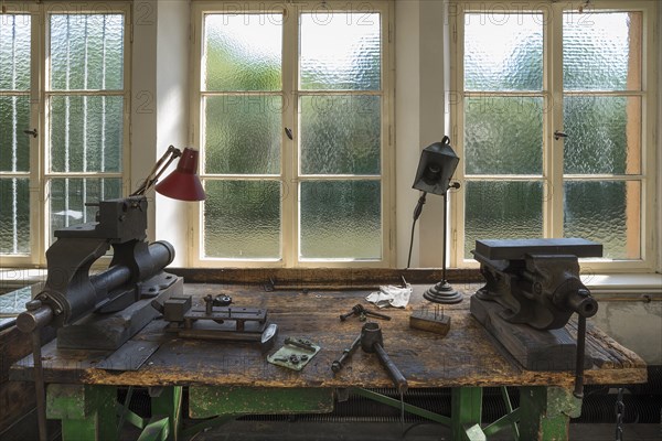 Workbench with vice in a workshop for car valves