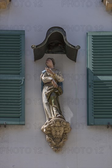 House figure with canopy at a residential house